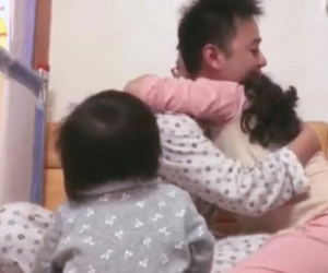 Thấy ông bố đẹp trai ôm mẹ, phản ứng của em bé khiến dân tình tròn mắt vì quá đáng yêu