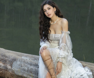 Hoàng Thuỳ - Mai Phương Thuý đọ vòng 1 khi cùng diện chiếc váy mỏng manh như sương