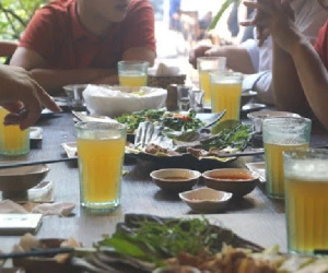 Nữ nhân viên quán bia dương tính, cách ly 35 F1
