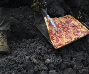 Độc đáo bánh pizza nướng bằng hơi nóng dung nham núi lửa