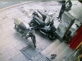 Video: Khoảnh khắc tài xế công nghệ phi thẳng xe vào tên trộm đang bẻ khóa lấy SH