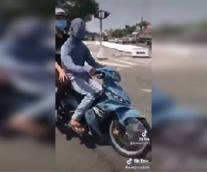 Kinh hoàng clip nam thanh niên trùm kín đầu chạy xe máy lạng lách đánh võng trên đường phố Đà Nẵng