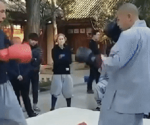 Cao tăng Thiếu Lâm gây sốt với cú đá cực 'đỉnh', khiến đối thủ văng ra cả mét