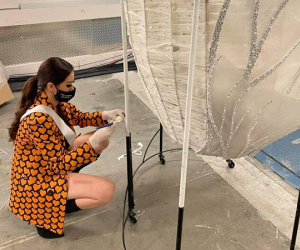 Miss Universe 2020: 'Kén Em' bị trục trặc, fan nghẹn ngào khi Khánh Vân tự tay sơn sửa trước giờ thi
