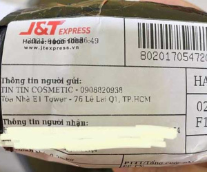 Đặt mua giày online, khách tá hỏa vì nhận được đôi vớ