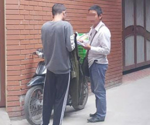 Nổi cáu vì 1 buổi đi làm mà 7 lần phải chạy xuống nhận đồ ship thay vợ, chồng đăng đàn xin phân xử ai dè bị mắng ngược vì lý do này