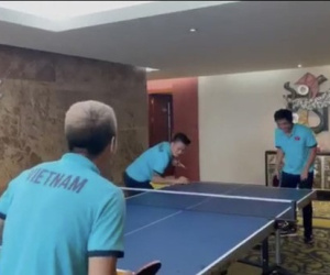 Quang Hải, Tuấn Anh đối đầu Công Phượng, Văn Vũ trong trò chơi bóng bàn: 'Chân đã khéo tay còn khéo hơn'