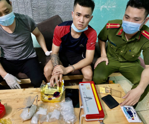 Kẻ buôn ma túy từ trong 'boong-ke' thả chó dữ cắn 2 cảnh sát bị thương