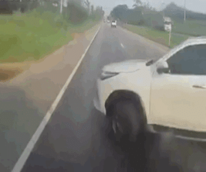 Video: Trượt dài trên xa lộ, xe 7 chỗ bẹp dúm khi va vào gốc gây