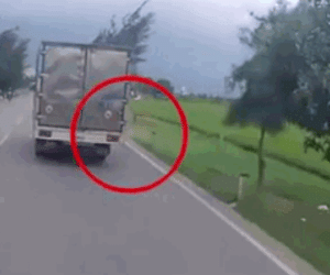 Video: 2 xe tải tông nhau giữa đường vì tránh người đàn ông vượt ẩu