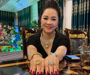 Bà Phương Hằng show cận cảnh 2 cục hột xoàn to như hột mít, chứng minh không nói 'điêu' chuyện kim cương tính bằng kí