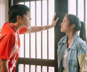 Về nhà lấy đồ cho chị dâu đang cấp cứu, thấy anh trai bê bết bên mâm cơm, tôi nóng mặt hất tung