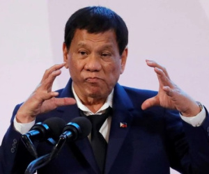 Ông Duterte thề 'không lùi 1 inch' trước Trung Quốc ở biển Đông: Muốn giết chết tôi thì giết!