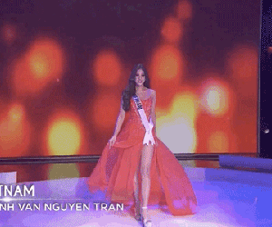 Bán kết Miss Universe 2020: Khánh Vân trổ tài catwalk cực đỉnh trong váy dạ hội nổi bần bật 'chặt đẹp' đối thủ, loạt nàng hậu gặp sự cố!