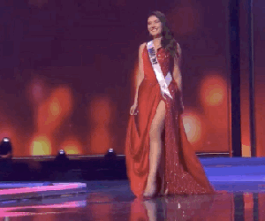 1001 sự cố đêm Bán kết Miss Universe: Người hết lộ miếng độn ngực đến lòi dây áo, thí sinh vấp ngã liên hoàn và còn bỏ thi