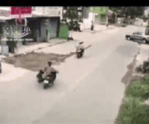 Nam thanh niên đu bám một cách khó hiểu vào chiếc xe máy rồi gặp tai nạn kinh hoàng, khoảnh khắc bị hất văng khiến người xem rùng mình