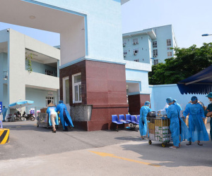 Nhân viên y tế Bệnh viện K hối hả vận chuyển đồ tiếp tế, hàng từ thiện dưới cái nóng oi bức gần 40 độ C