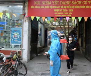 Hà Nội: Hàng trăm người xếp hàng đợi xét nghiệm COVID-19 sau khi về từ Đà Nẵng
