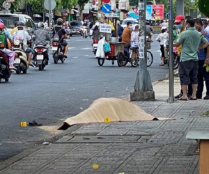 Người đàn ông mặc áo GrabBike bị đâm tử vong trước cổng BV Nhi Đồng I