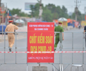 Ảnh: Bắc Giang lập chốt phong toả huyện Việt Yên sau khi phát hiện ổ dịch Công ty Hosiden, hàng chục nghìn người bị cách ly