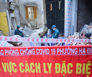 Ảnh: Hà Nội phong toả con ngõ ở Khương Đình do có ca dương tính với SARS-CoV-2