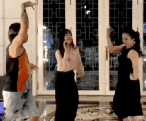 Clip: Đại gia Phương Hằng vui vẻ thể hiện khả năng vũ đạo ngoài đời, khác hẳn lúc gay gắt trên livestream