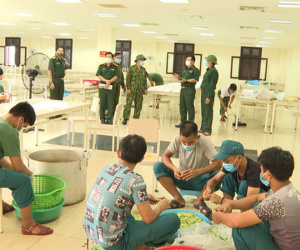 Cận cảnh bên trong bếp ăn quân đội phục vụ hàng trăm công dân ở khu cách ly ở Huế