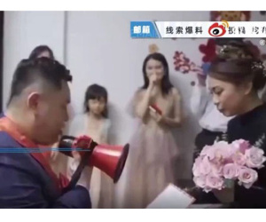 Vào phòng đón dâu, chú rể mặt mày hầm hầm xé luôn bản lời thề hôn nhân trước mặt quan khách và cú 'quay xe' không tin nổi sau đó