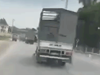 Xử phạt tài xế điều khiển xe tải đè mặt xe cứu thương suốt 7 km