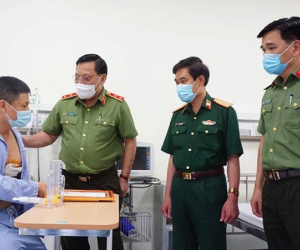 Giám đốc Công an Hà Nội thăm, tặng bằng khen tài xế quật ngã tên cướp trốn nã