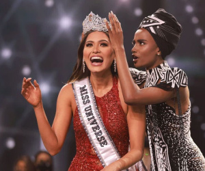 2 thái cực biểu cảm cựu và tân Miss Universe gây bão: Bên cười không khép được miệng, bên căng thẳng trao vương miện 115 tỷ