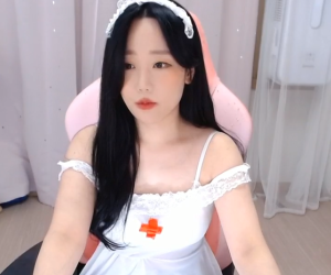 Bị hiểu nhầm là không mặc quần trên sóng, nữ streamer hoảng hồn vì nhận bão report và án cấm kênh