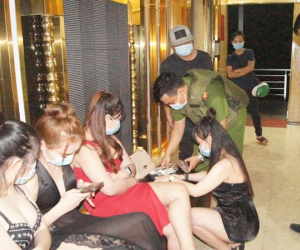 Quán karaoke hoạt động lén lút với gần 100 khách, nhiều người dương tính ma túy