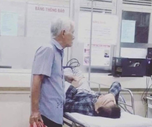 Xúc động cảnh đôi vợ chồng già nắm chặt tay trong phòng cấp cứu, cụ ông nài nỉ bác sĩ: 'Cho tôi đứng với bà ấy thêm tí nữa nhé'