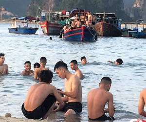 Quảng Ninh: Giữa dịch COVID-19, nhiều người dân vẫn đổ xô ra bãi tắm