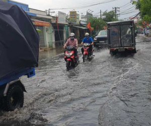 Ảnh: Đường Sài Gòn lại thành sông sau mưa, nước chảy cuồn cuộn như thác đổ