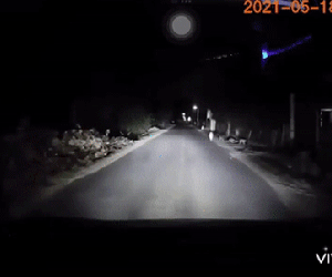 Chạy xe lúc nửa đêm, tài xế run lẩy bẩy phát hiện 'nhân vật đặc biệt' trên đường