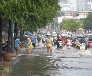 Video: Mưa lớn, kẹt xe kéo dài giờ tan tầm ở Sài Gòn, CSGT dùng tay thông cống thoát nước