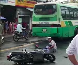 Nữ sinh lớp 12 bị xe buýt cán tử vong: Quặn lòng cảnh người cha ôm thi thể con gái gào khóc giữa đường