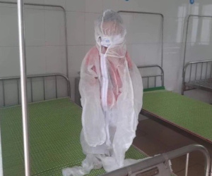 Bé trai 4 tuổi nghi mắc Covid-19 mặc đồ bảo hộ kín mít trong khu cách ly: 'Bé rất ngoan và dũng cảm, không hề khóc khi được lấy mẫu xét nghiệm'