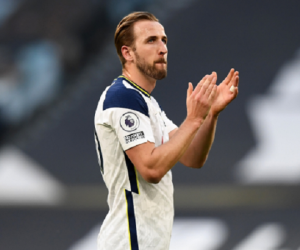 Harry Kane một mình tới khán đài vỗ tay đầy cảm xúc như nói lời chia tay CĐV Tottenham
