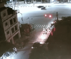 Video: Ô tô 'lùa' hàng loạt phương tiện dừng chờ đèn đỏ ở ngã tư đường Hải Phòng