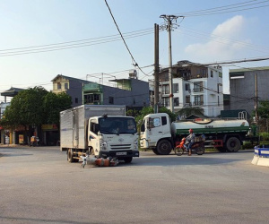 Phóng xe máy lao thẳng vào ô tô tải, 2 học sinh nguy kịch