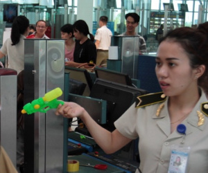 Quy định mới: Đồ vật nguy hiểm cấm khách mang lên máy bay