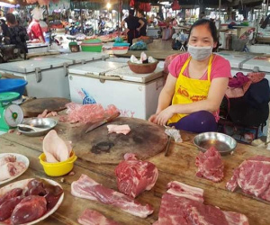 Giá lợn hơi giảm mạnh, giá thịt lợn vẫn 'cố thủ' ở mức cao