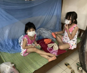 Bố mắc COVID-19 rồi qua đời, hai bé gái bơ vơ, bấu víu vào nhau trong khu cách ly giữa tâm dịch Bắc Ninh