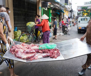Ảnh: Tiểu thương chợ cóc ở Hà Nội xách đồ bỏ chạy khi gặp lực lượng chức năng