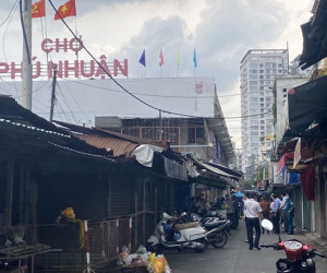 Phong tỏa một phần chợ Phú Nhuận vì liên quan đến ca nghi mắc Covid-19