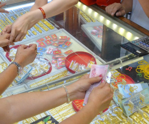 Giá vàng hôm nay 21-5: Bất ngờ tăng khi các quỹ đầu tư bán gần 4 tấn vàng