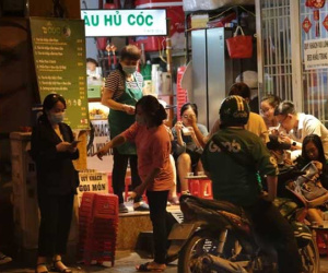 KHẨN: Từ 18h hôm nay, TP.HCM tạm dừng lễ hội, nghi lễ quy mô 20 người trở lên; quán ăn uống nhỏ và vừa chỉ bán mang đi